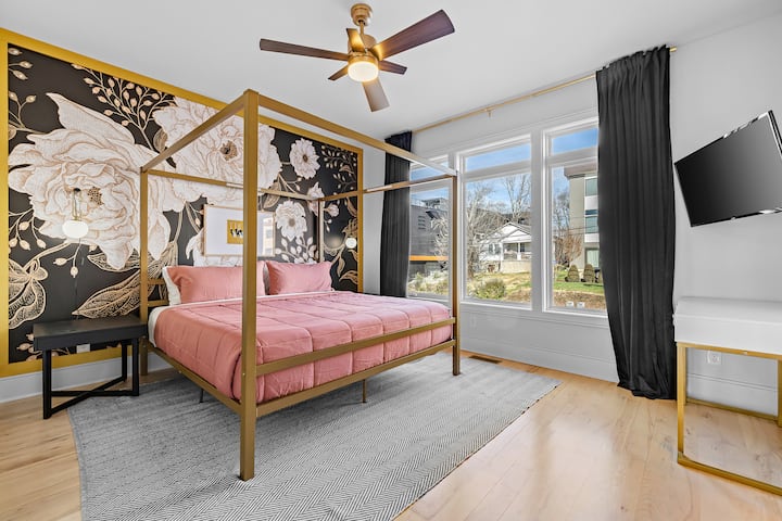 卧室配备1张加大双人床和智能电视