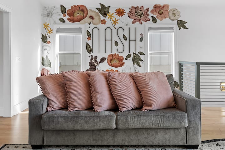 三楼的额外房间，配有纳什维尔照片墙，有充足的空间供拍照、玩乐和娱乐。