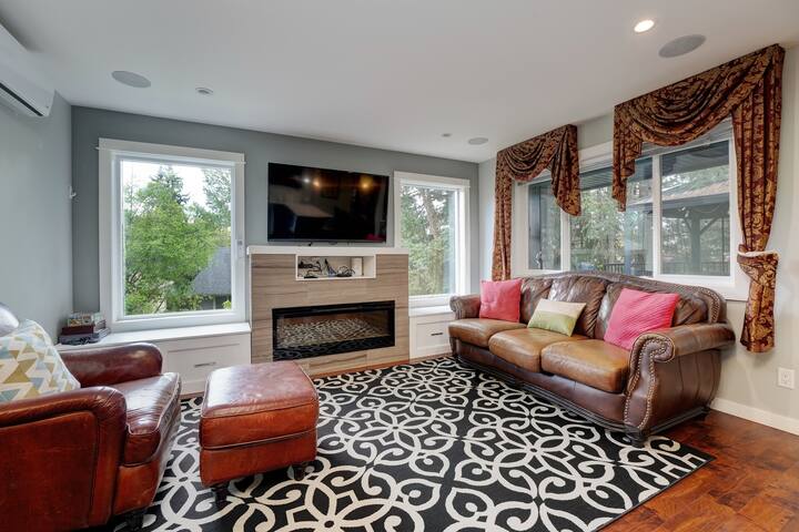 Modern Home in Victoria,BC gallery image 2