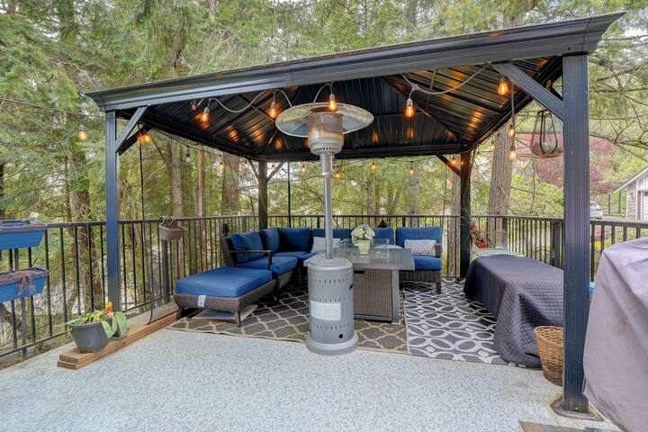 Modern Home in Victoria,BC gallery image 3