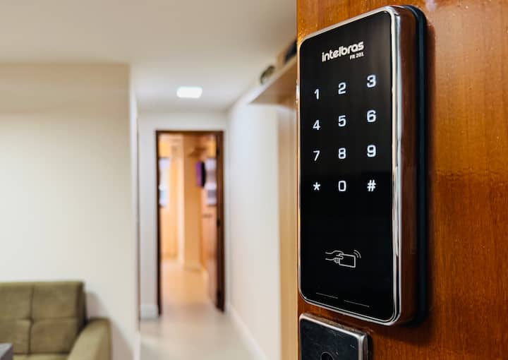 מנעול אלקטרוני בשבילך אין צורך לסחוב או לאבד מפתח.. הילד 