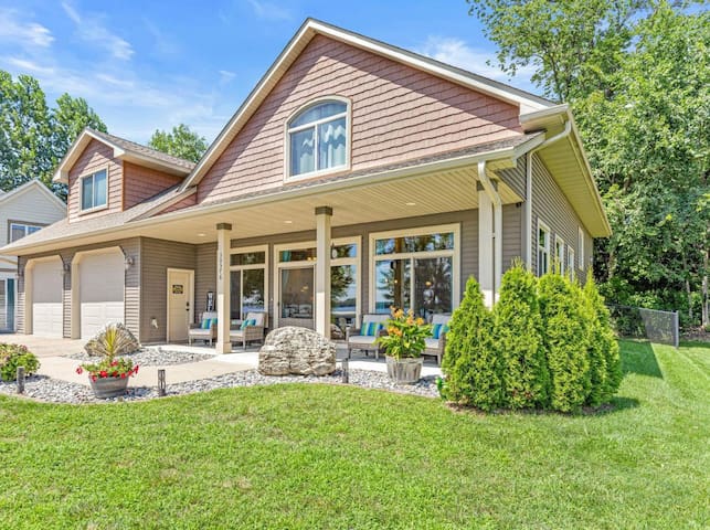 Holiday Decor|Multiple Families|Snowshoeing gallery image 3