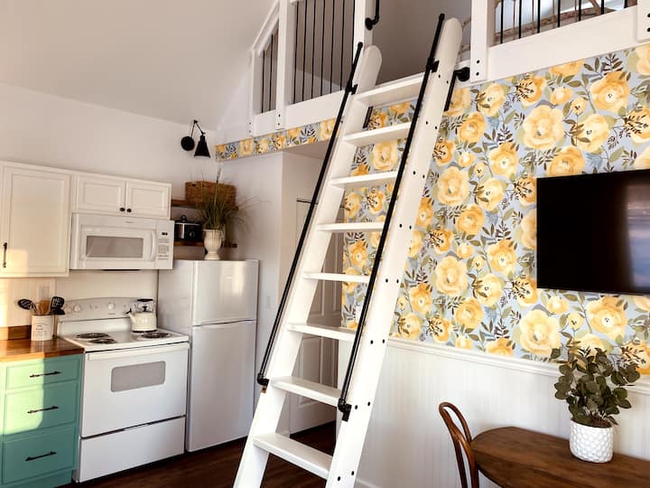 La versátil escalera loft se saca para acceder al dormitorio 2 del segundo piso.