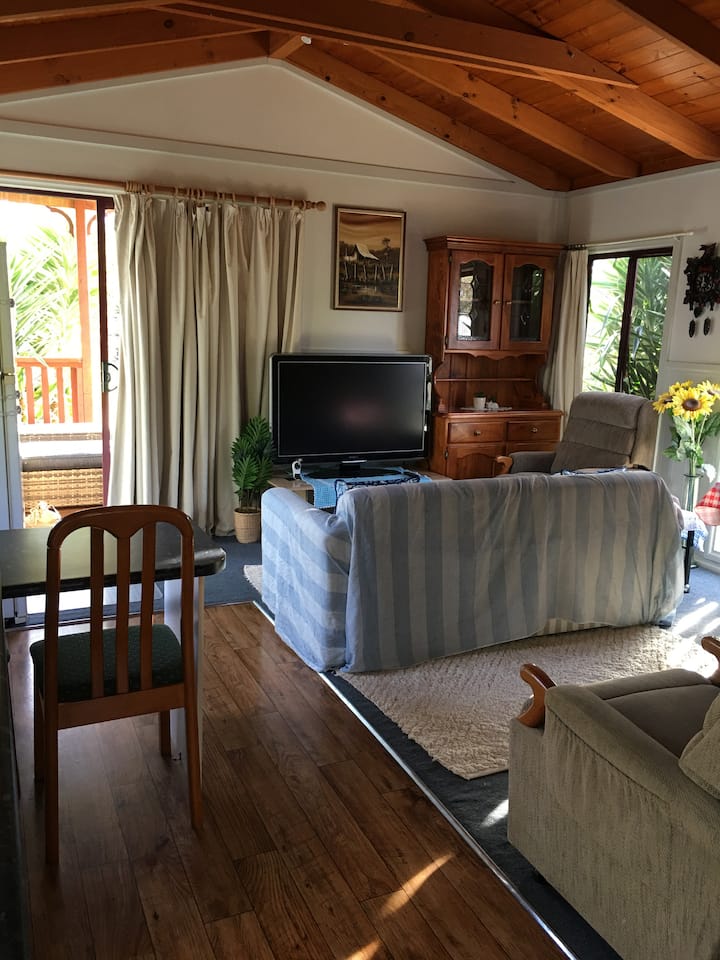 Phar Lap Tree Cottage-summer Getaway Inc Breakfast - Geelong