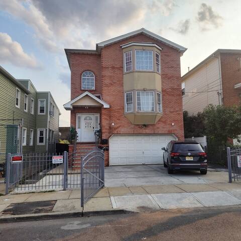 Inviting 5BR | Sleeps 14+ | 8 Min to EWR + Parking gallery image 5