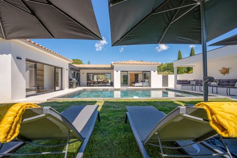 Villa with heated pool near Lourmarin