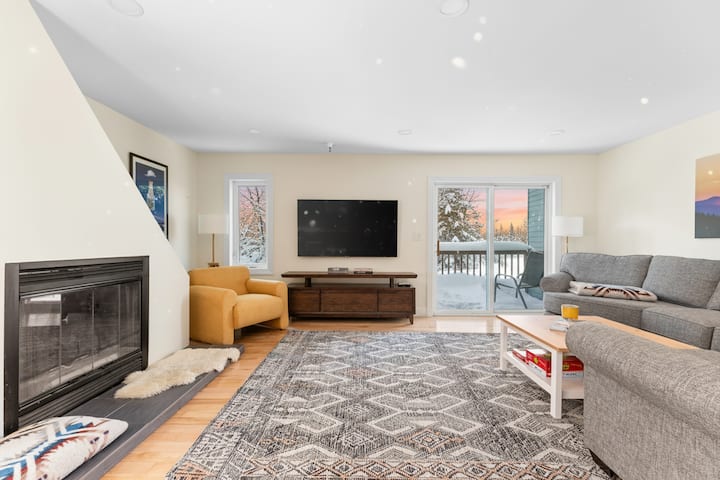 Spacious Mtn ski retreat in the heart of resort!