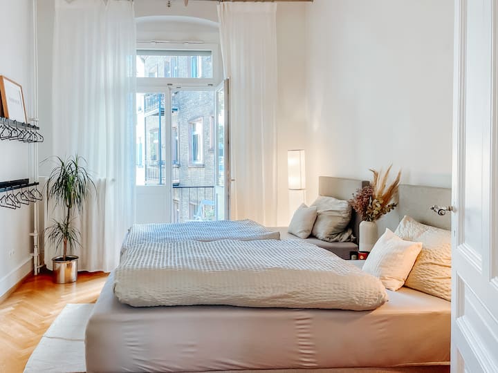 Habitación con dos camas individuales de 90 cm y acceso al balcón: por la mañana, se sale directamente al aire libre.

Las camas individuales se pueden juntar para formar una cama doble grande.