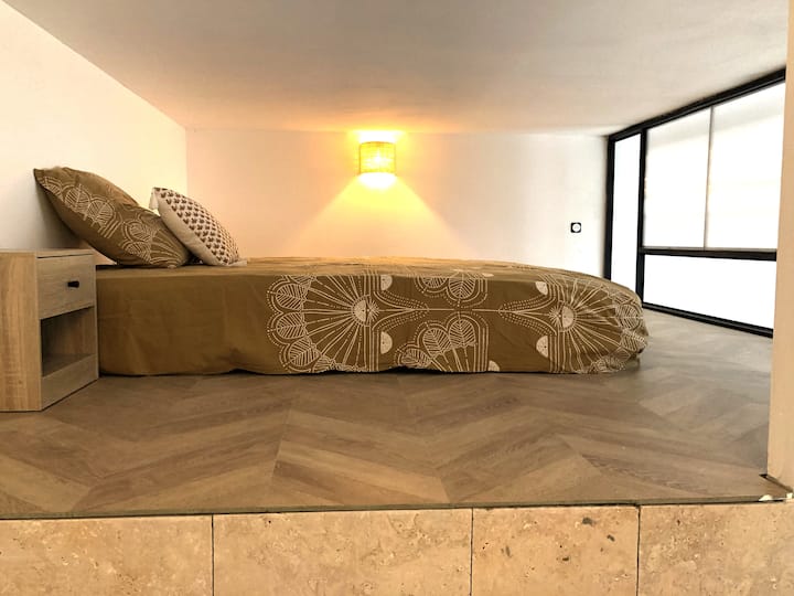 Mezzanine me lartësi të vogël tavani dhe e arritshme me një shkallë