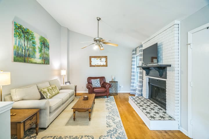 The Cary House-central Location In Natural Setting - Apex, NC