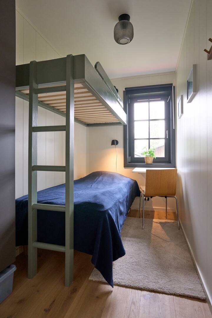 Camera da letto 3 con letto a soppalco e piccola scrivania pieghevole.