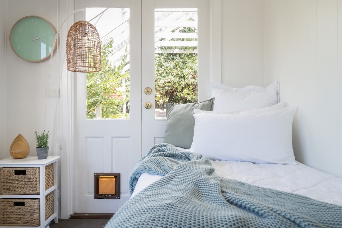 Kitanda cha mtu mmoja kilicho na kitanda na mashuka ya ziada.  Pia ina ufikiaji wake mwenyewe, dawati na bafu tofauti.