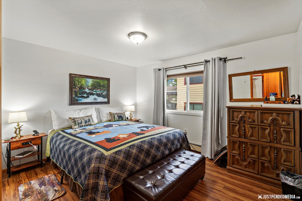 Master Room King Bed
blackout curtain 
Darkening blinds
Usb connectors, luggage rack, iron, iron board, closet, fan, space heater, alarm clock.