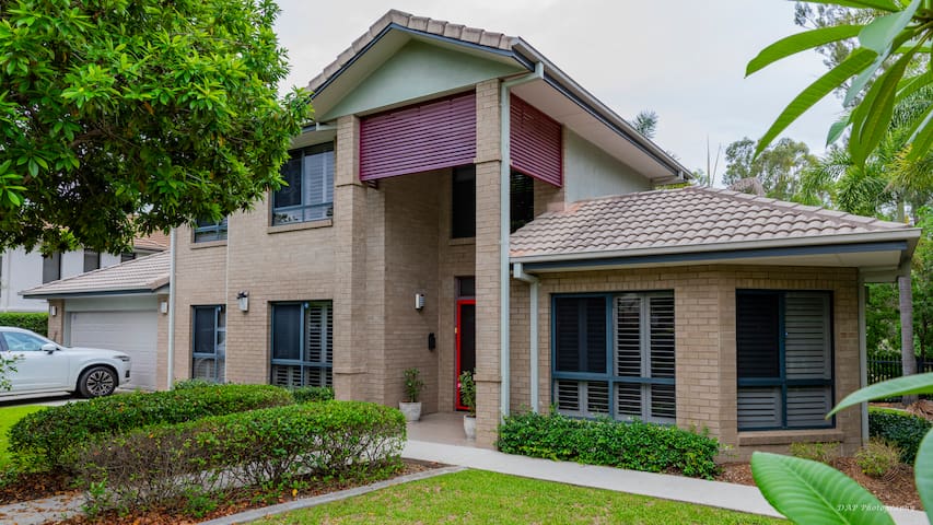 The Cascade- Breathtaking lakeside retreat