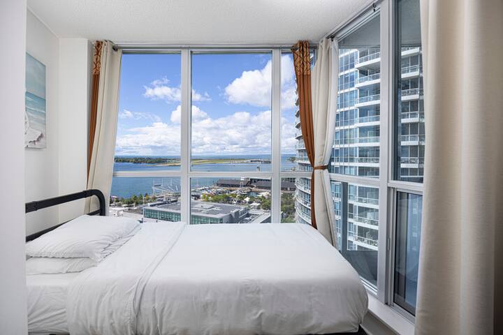 Peaceful Harbourfront Condo with Beautiful Views gallery image 4