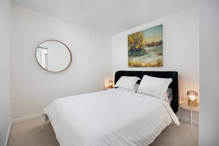 Peaceful Harbourfront Condo with Beautiful Views gallery image 3