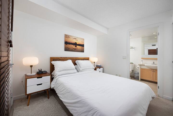Peaceful Harbourfront Condo with Beautiful Views gallery image 2
