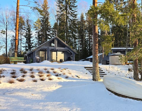 Humina, a magnificent log cabin on the shore of Lake Kuorasjärvi