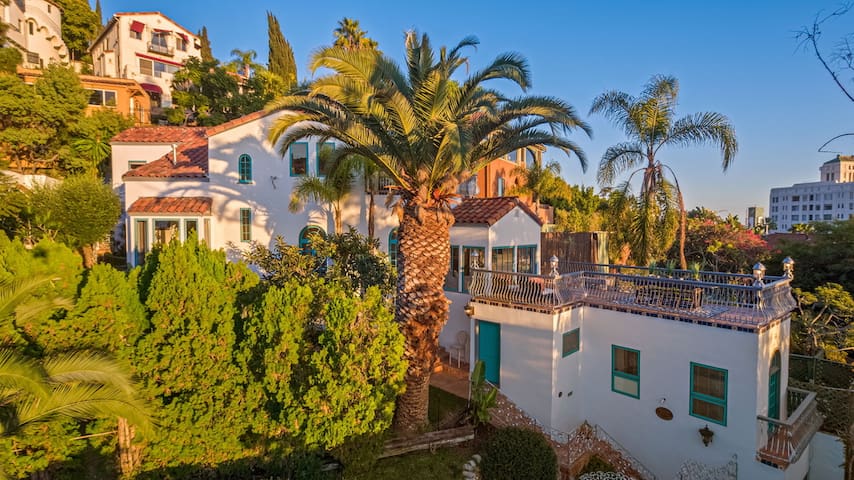 Hollywood Hills 5BR Villa with Incredible Views