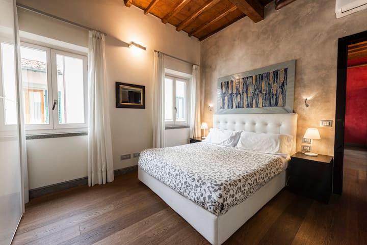 Letto king size / king sixe bed
180 cm x 200 cm