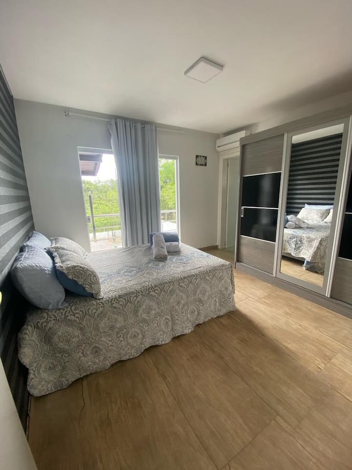 Голям и добре осветен апартамент.
Разполага с 1 двойно легло, 1 надуваем надуваем надуваем матрак, 1 гардероб и ексклузивна баня. Има и стъклена врата, която дава достъп до външната част на къщата. 