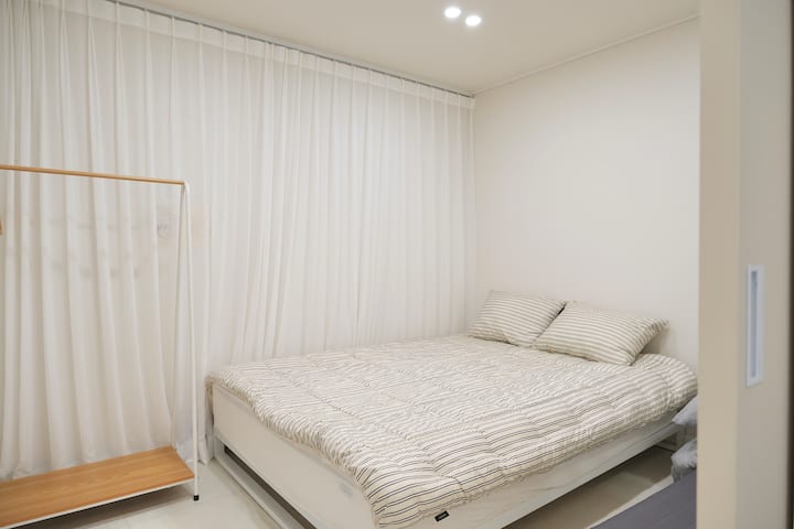 ห้องนอนที่อบอุ่น 1 ประกอบด้วยเตียงควีนไซส์ Jinus หรูหรา เครื่องนอนดูแลโรคภูมิแพ้สุดหรู และไม้แขวนเสื้อ
ด้วยพื้นที่พื้นที่พักผ่อนที่คุณสามารถวางสัมภาระได้มากมาย คุณสามารถเข้าพักได้อย่างสะดวกสบายแม้ว่าคุณจะมีสัมภาระจำนวนมาก

คลายความเหนื่อยล้าจากการเดินทางอย่างเต็มที่ 
เป็นที่พักที่สะดวกสบาย

* มีที่นอนวางพื้นสำหรับ 6 คนขึ้นไป