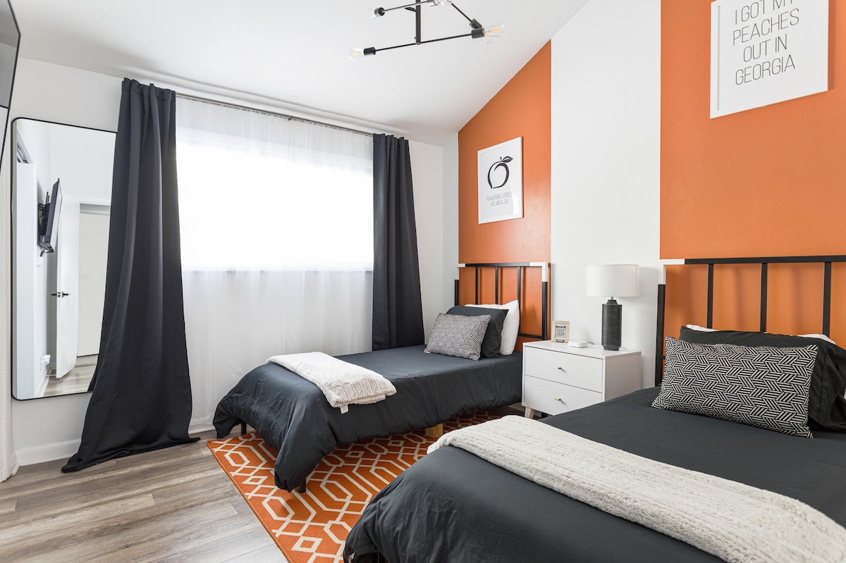 سريران صغيران مع تلفزيون في الغرفة.