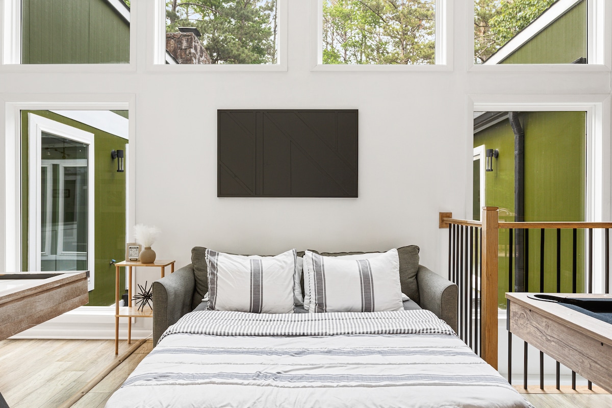 اسحب الأريكة للحصول على مساحة إضافية للنوم في غرفة المعيشة بجوار طاولة البلياردو.