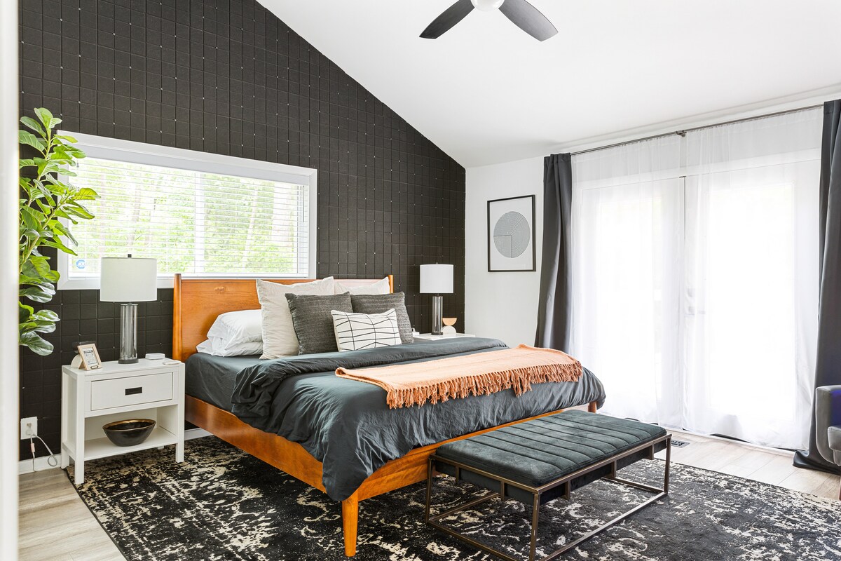 غرفة النوم الرئيسية مريحة وواسعة ومتصلة بالشرفة الخارجية.