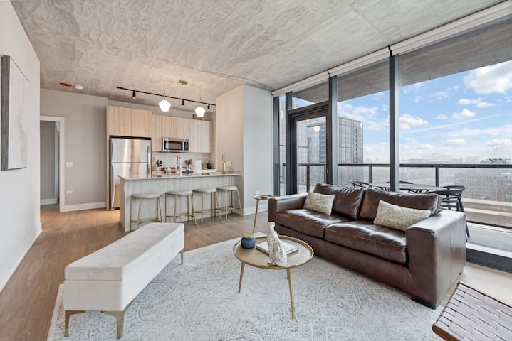 West Loop Oasis: Skyline Views + Prime Location
