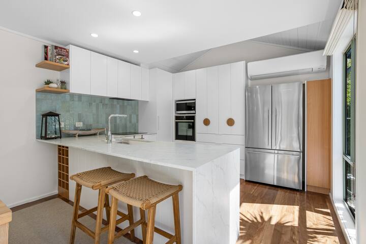 Captivating Centenary Beach House In Blairgowrie gallery image 2