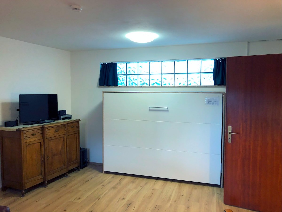 Closet bed for up to 2 people 200x140cm. Here with a view on the TV. At the top of the picture, you can see the glass blocks. These can be darkened by means of a curtain. 