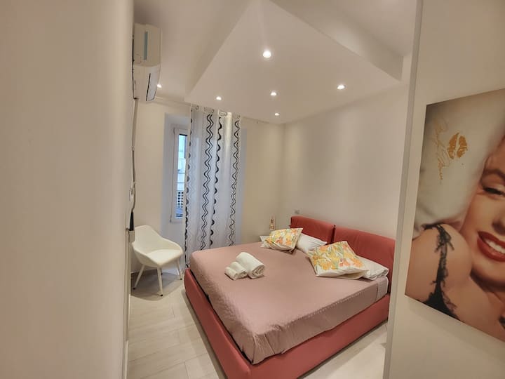 Schlafzimmer mit eigenem Bad mit Kingsize-Doppelbett. Klimaanlage und WLAN Glasfaser