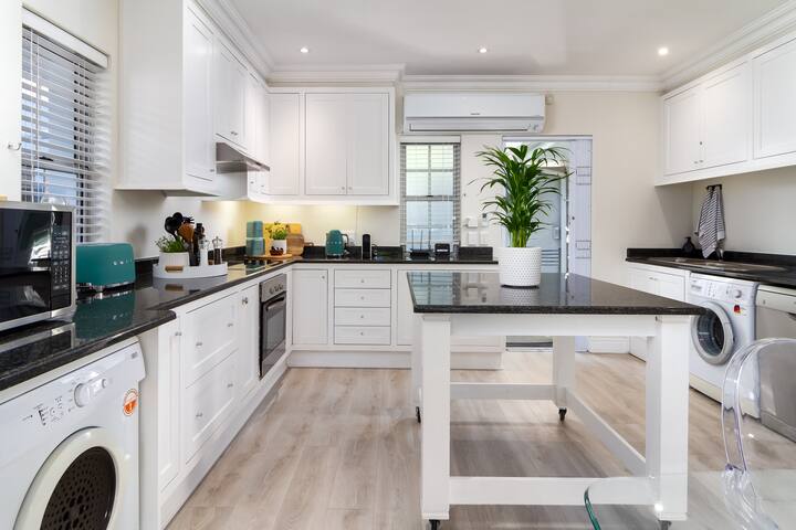 Stroll To Beach, 3 Bedroom Villa & Private Pool gallery image 4