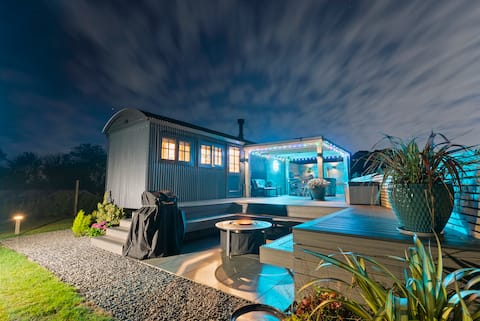 Luxury Shepherd Hut, Hot Tub, Northumberland