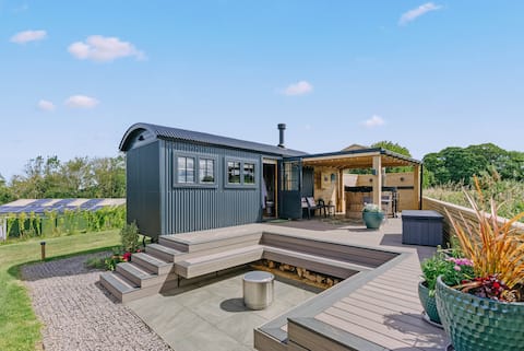 Luxury Shepherd Hut
-Hot Tub- 
In Green Fields Ltd