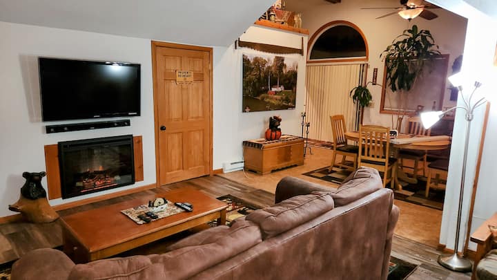 Waterfront Cottage, Sleeps 6 With Loft & Hot Tub! - Grand Rapids, OH
