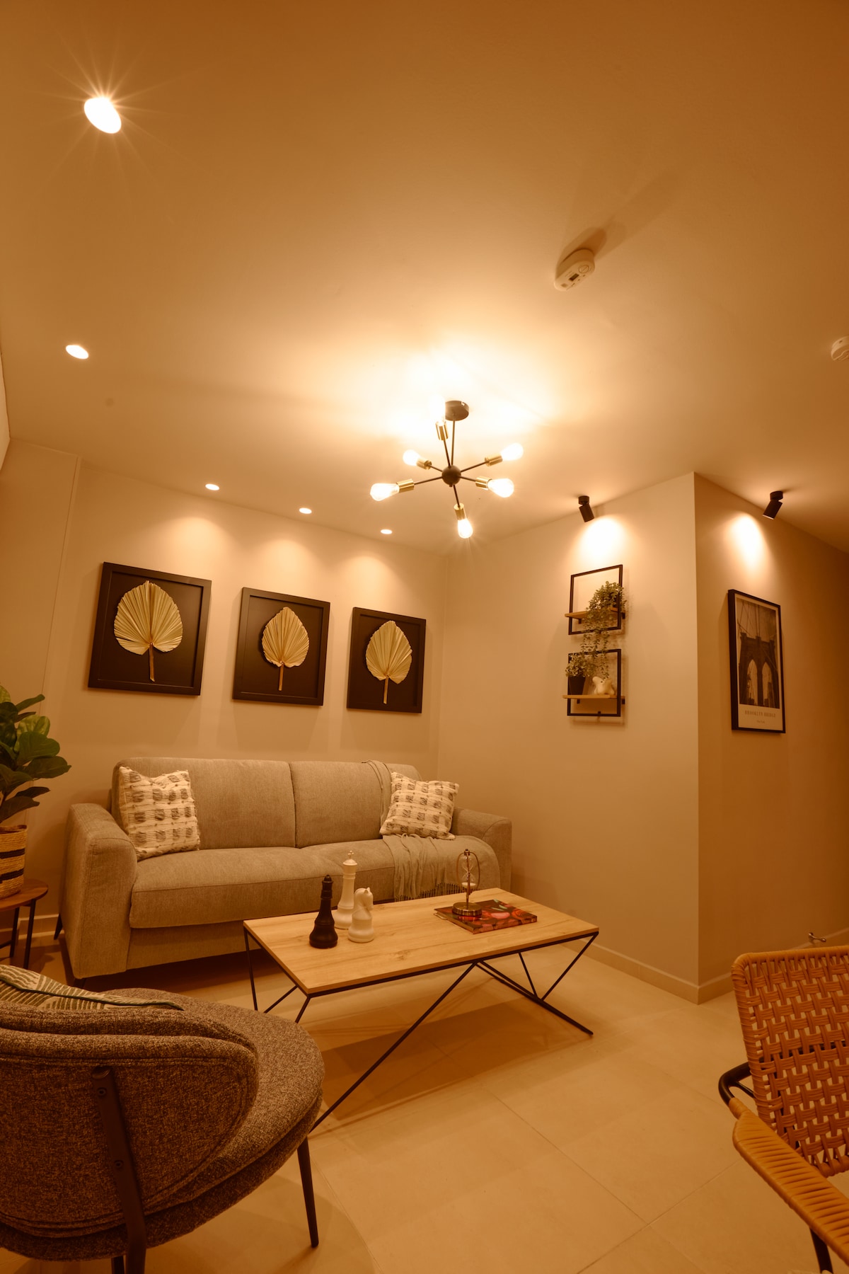 Détendez-vous dans cette pièce moderne, décorée avec des tons neutres et des détails naturels qui transmettent de la chaleur. Idéal pour lire, partager ou se reposer après une journée d'aventures.
L'éclairage tamisé crée une atmosphère chaleureuse pour profiter au maximum de votre visite 