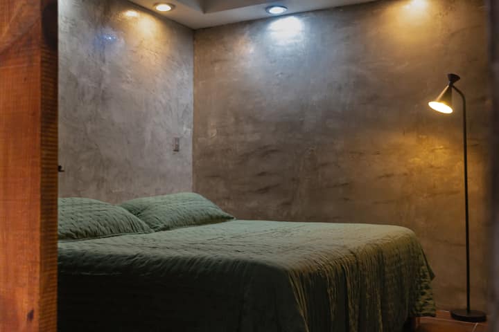 חדר שינה ראשי עם מיטת קינג סייז וטלוויזיה חכמה.