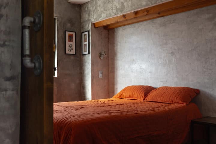 חדר שינה עם מיטה זוגית.