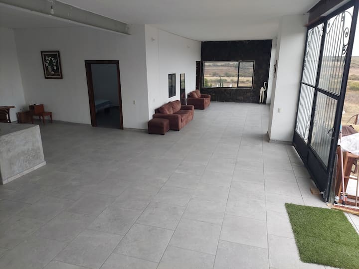 Ფართო მისაღები ოთახი კომფორტული და თანამედროვე ავეჯით, საიდანაც არაჩვეულებრივი ხედი იშლება 