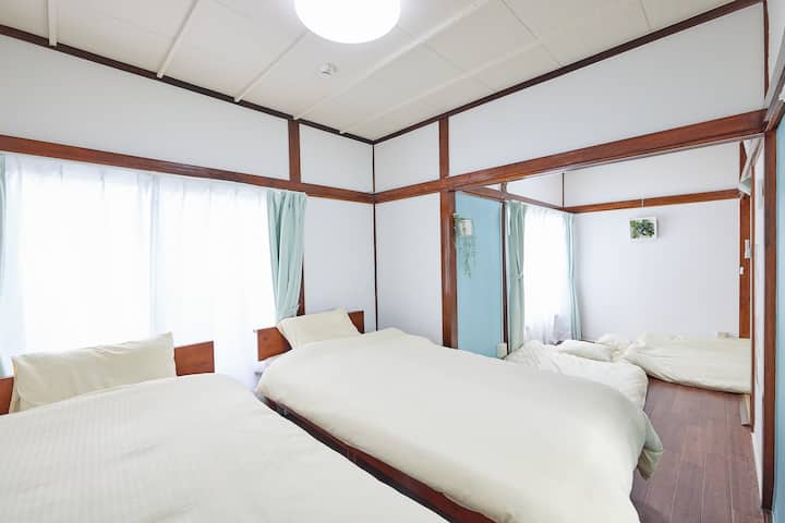 这是二楼的房间。
可入住4人。
晚上关上窗帘，休息一下。