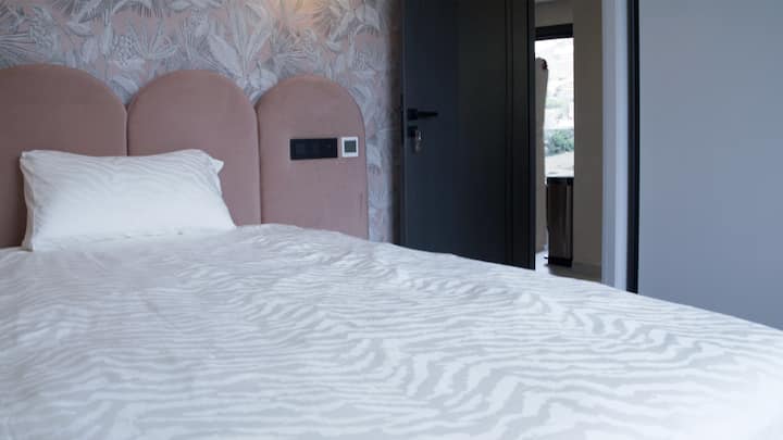 每间卧室均配有通风和空调/暖气。所有床都是奢华/医疗的。您睡得像玫瑰一样。 