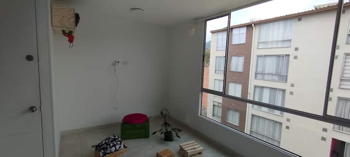 Sala con amplio espacio, cojines, butacas. 