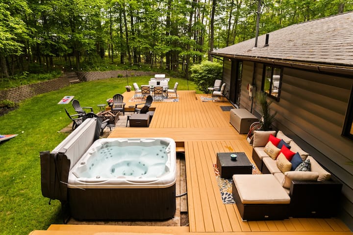 Hot tub+Firepit+Game Room+Sleeps 14