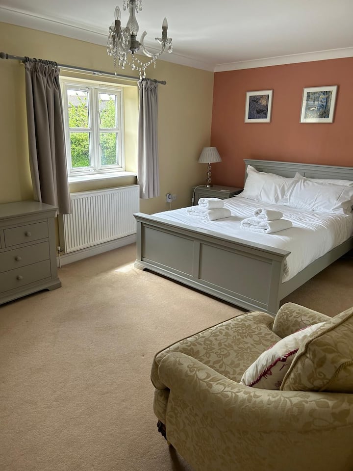 Chumba kikuu cha kulala chenye kitanda cha ukubwa wa King. Chumba cha kulala kimefungwa.