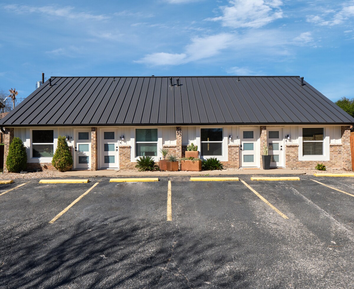Cozy Loft Nr Attractions | Parking | Pets Ok| Wifi