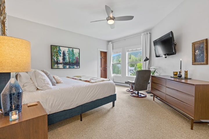 主卧位于顶层，配备加大双人床、可俯瞰美景和朱丽叶阳台的休息区。