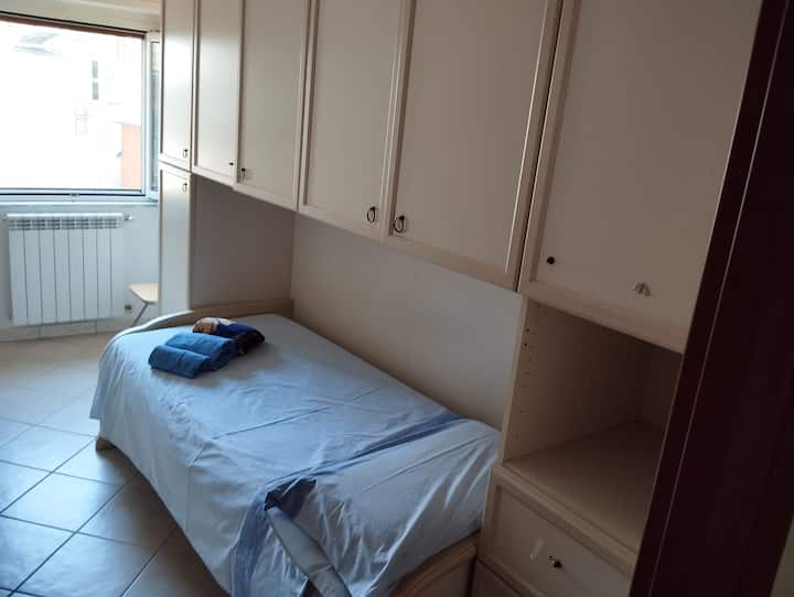 الغرفة الفردية الثانية بسرير واحد ومناشف من جميع الأنواع ومساحة كبيرة!