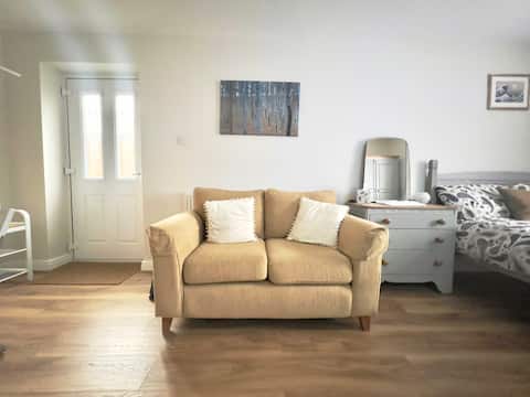 Top Airbnb: Cosy Studio with Ensuite. in Kings Heath